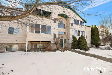 5877 Crosswinds #32, Norton Shores, MI 49444