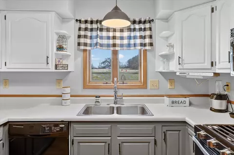 Kitchen - 5454 Vrooman, Jackson, MI 49201 photo 2 of 3