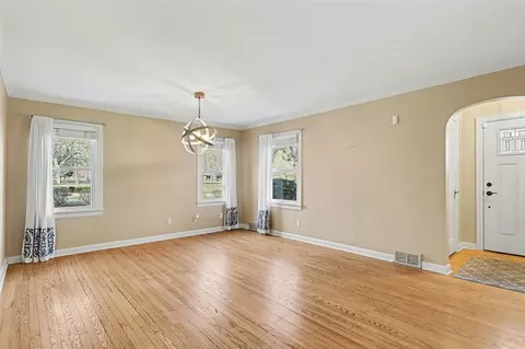 Living - 631 N Linden, Marshall, MI 49068 photo 2 of 8