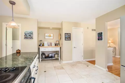 Kitchen - 5345 Squires Mnr, Jackson, MI 49201 photo 3 of 3
