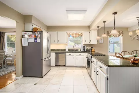 Kitchen - 5345 Squires Mnr, Jackson, MI 49201 photo 2 of 3