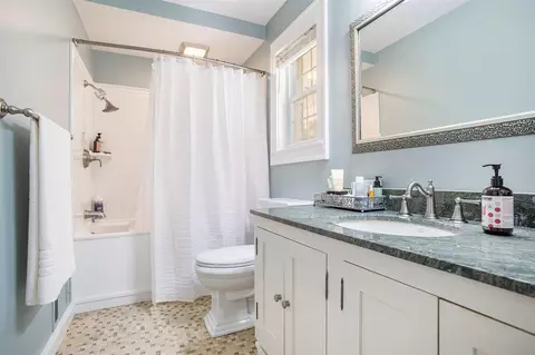 Bath - 5345 Squires Mnr, Jackson, MI 49201 photo 2 of 3