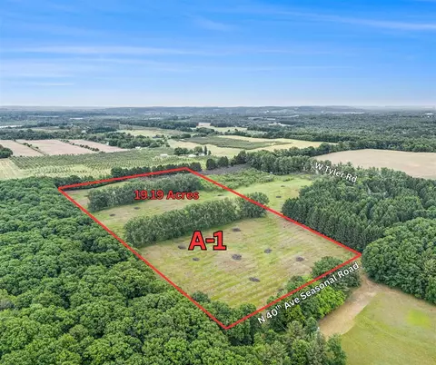 19 W 19 A W 40th, Mears, MI 49436