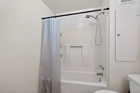 Bath - 609 Webb, Jackson, MI 49202 photo 2 of 3