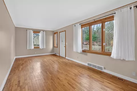 Living - 6246 S Brooklyn, Jackson, MI 49201 photo 2 of 5