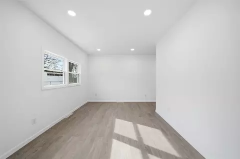 Living - 209 Damon, Jackson, MI 49203 photo 5 of 5