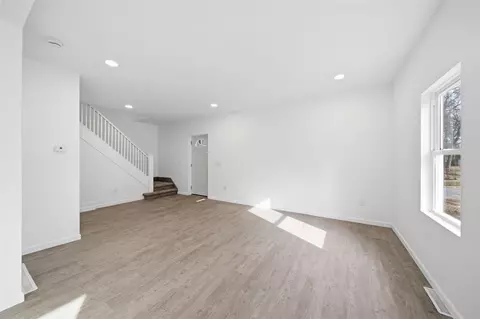Living - 209 Damon, Jackson, MI 49203 photo 4 of 5