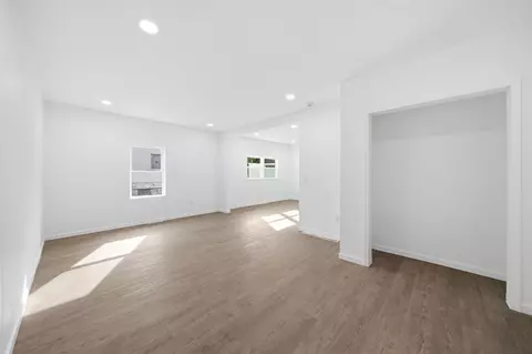 Living - 209 Damon, Jackson, MI 49203 photo 2 of 5