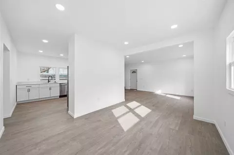 Living - 209 Damon, Jackson, MI 49203 photo 3 of 5