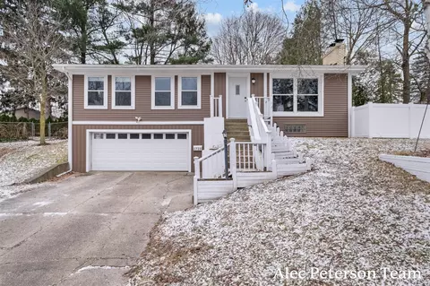 1728 Lenora Ter NW, Grand Rapids, MI 49504