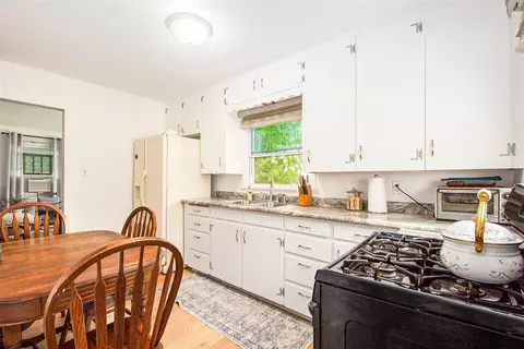 Kitchen - 513 Gregory, Jackson, MI 49202 photo 2 of 2