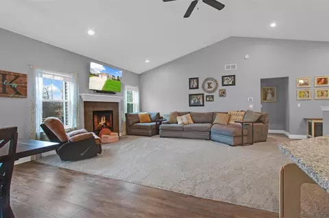 Living - 6177 Boulder, Flushing, MI 48433 photo 2 of 2