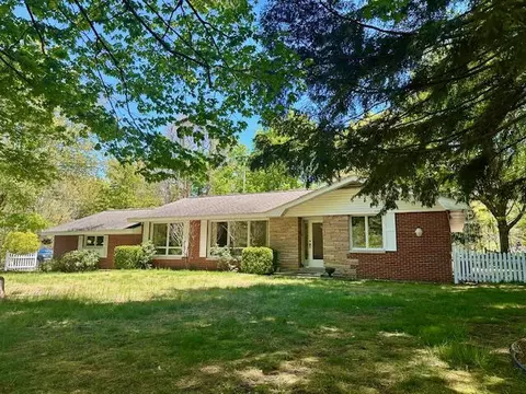 2095 Lakeshore, Fennville, MI 49408