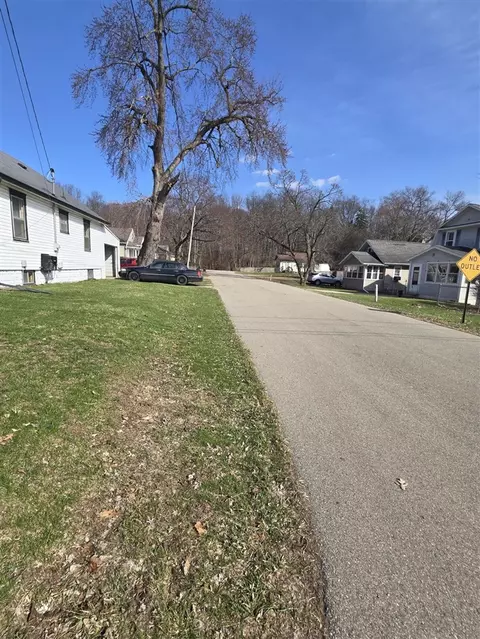 Exterior - 323 S Maurice, Jackson, MI 49203 photo 4 of 5