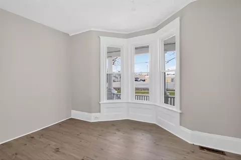 Living - 200 S Elm, Jackson, MI 49203 photo 5 of 6