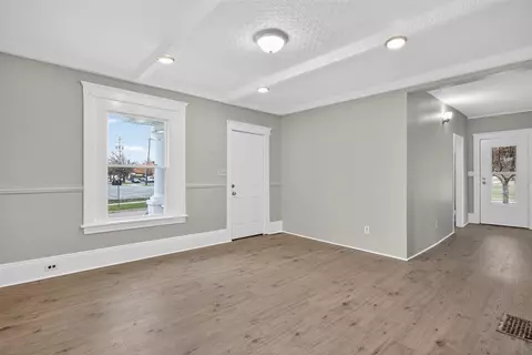 Living - 200 S Elm, Jackson, MI 49203 photo 2 of 6