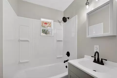 Bath - 3304 Spring Arbor, Jackson, MI 49203 photo 2 of 4