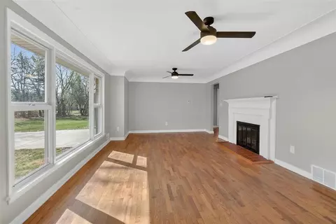 Living - 3304 Spring Arbor, Jackson, MI 49203 photo 2 of 9
