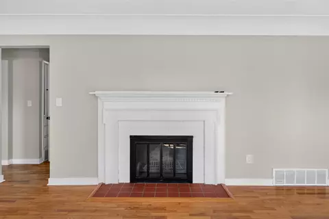 Living - 3304 Spring Arbor, Jackson, MI 49203 photo 4 of 9
