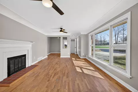 Living - 3304 Spring Arbor, Jackson, MI 49203 photo 5 of 9
