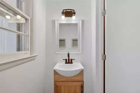 Bath - 3304 Spring Arbor, Jackson, MI 49203 photo 4 of 4