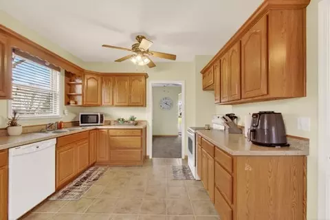 Kitchen - 3020 Chippewa, Jackson, MI 49202 photo 5 of 6