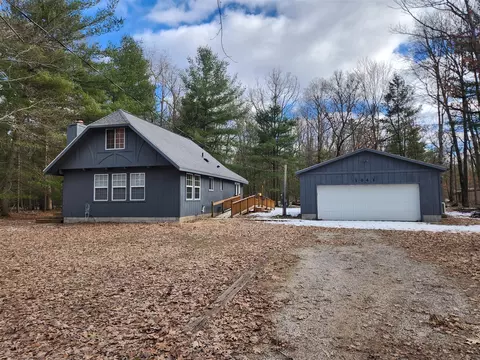 1041 Wolf Lk, Baldwin, MI 49304