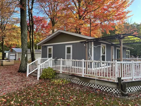 3259 Wolf Lk, Baldwin, MI 49304