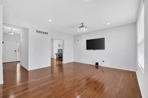 Living - 820 Tanglewood, Jackson, MI 49203 photo 1 of 5
