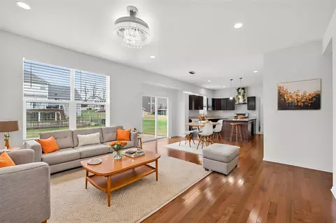Living - 820 Tanglewood, Jackson, MI 49203 photo 4 of 5