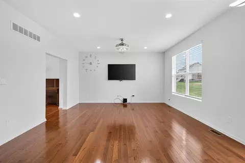 Living - 820 Tanglewood, Jackson, MI 49203 photo 5 of 5