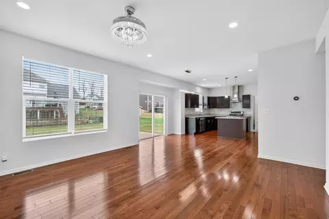 Living - 820 Tanglewood, Jackson, MI 49203 photo 3 of 5