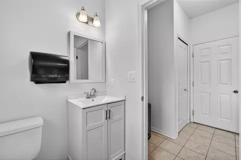 Entry Way - 820 Tanglewood, Jackson, MI 49203 photo 4 of 7