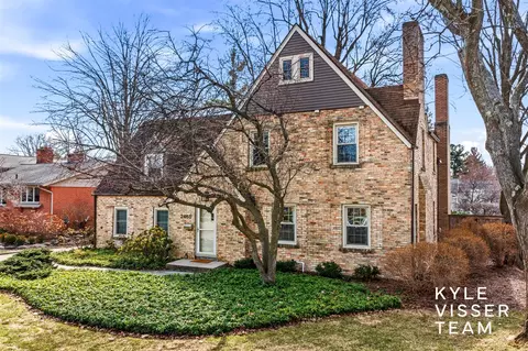 2460 Oakwood, Grand Rapids, MI 49506