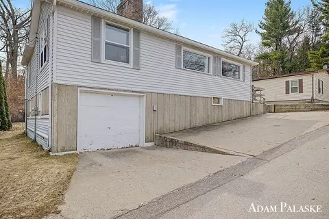 8457 Brower Lk, Rockford, MI 49341