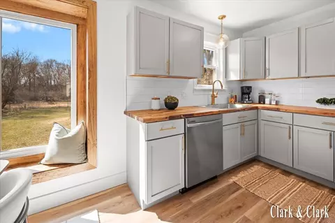 Kitchen - 320 Roberta Jayne, Lowell, MI 49331 photo 2 of 3