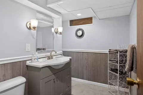 Bath - 2318 Lancaster, Jackson, MI 49202 photo 3 of 4