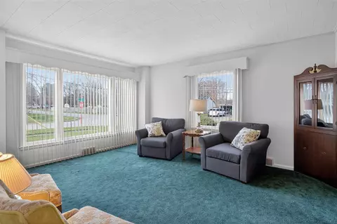 Living - 2318 Lancaster, Jackson, MI 49202 photo 2 of 6