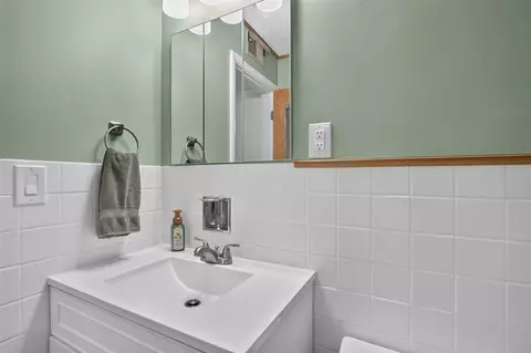 Bath - 2318 Lancaster, Jackson, MI 49202 photo 2 of 4