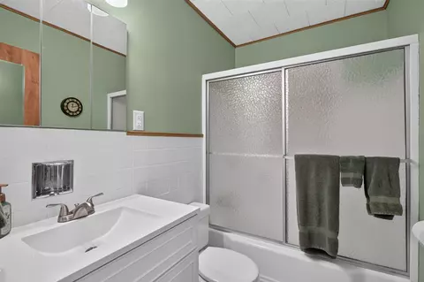 Bath - 2318 Lancaster, Jackson, MI 49202 photo 1 of 4