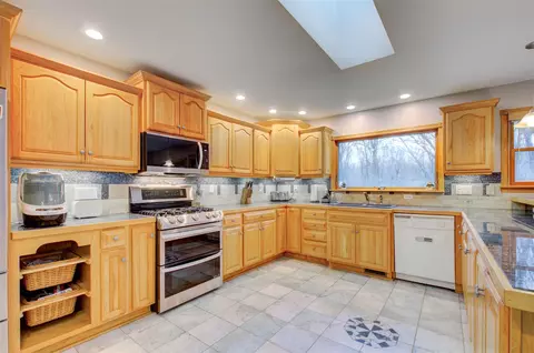 Kitchen - 5933 Salabelle, Jackson, MI 49201 photo 2 of 5