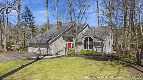 221 Foxdown, Holland, MI 49424