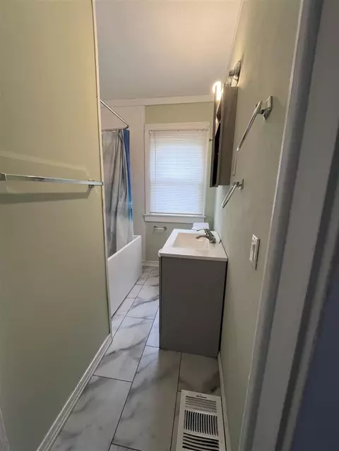 Bath - 2646 Bow, Jackson, MI 49203 photo 1 of 1