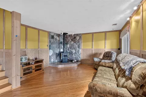 Living - 7596 Wadding, Onsted, MI 49265 photo 4 of 5