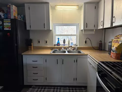 Kitchen - 5169 S Tomahawk, Baldwin, MI 49304 photo 2 of 3