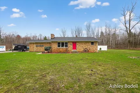 825 16 Mile, Kent City, MI 49330