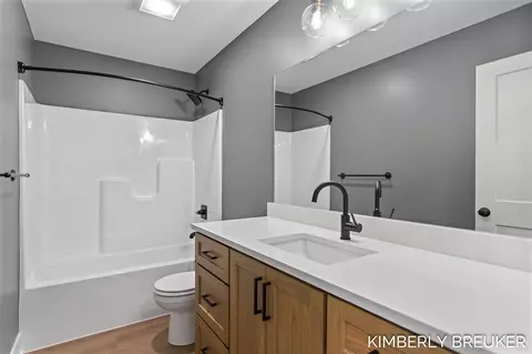 Bath - 11782 Everett, Allendale, MI 49401 photo 4 of 5