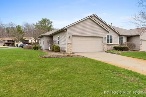 4889 Castle Hl, Rockford, MI 49341