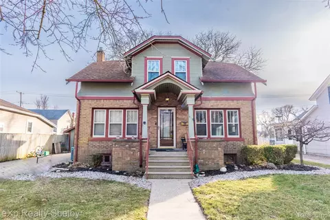 421 E Clinton, Howell, MI 48843