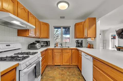 Kitchen - 5200 Turtle Pt, Ann Arbor, MI 48105 photo 4 of 4